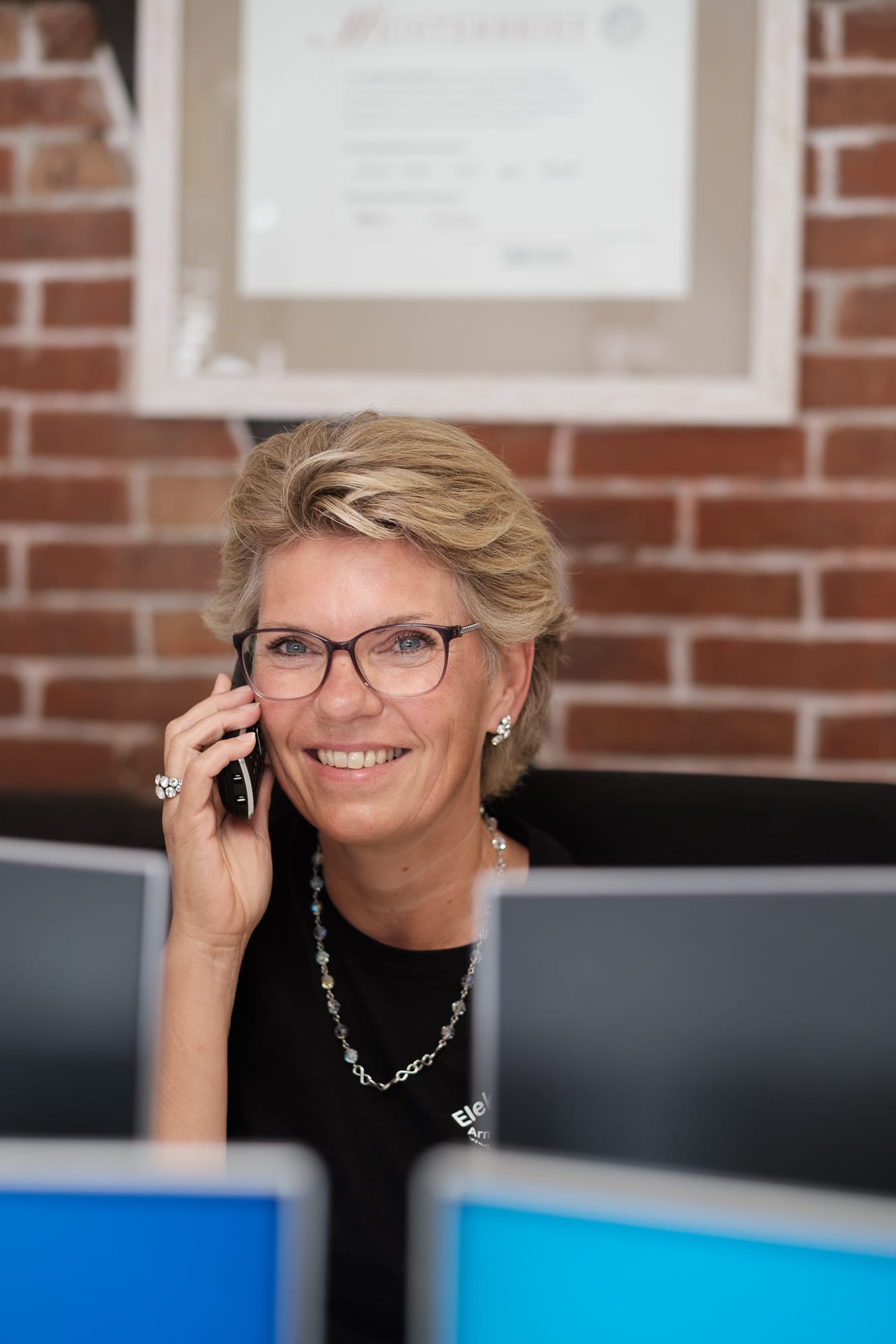 Milani-Mitarbeiterin am Telefon